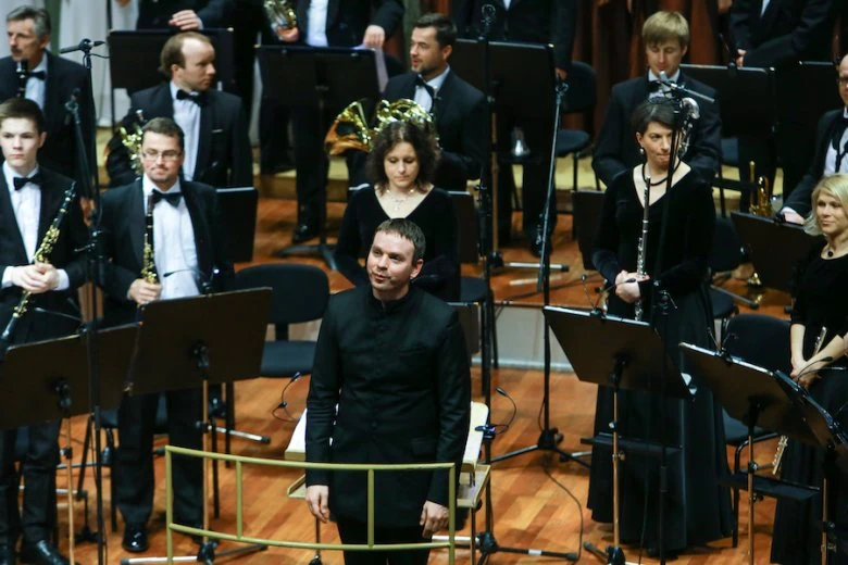Orķestris ''Rīga'' un diriģents Valdis Butāns - foto Dmitrijs Šuļžics (F64).